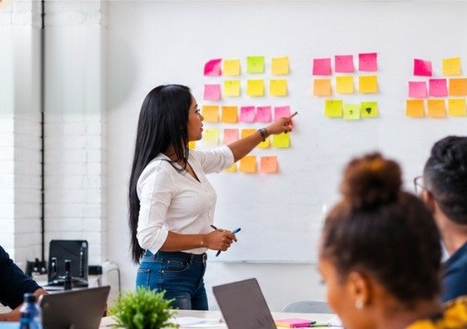 Formatrice présentant un tableau de post-it à un groupe d'apprenants — CEFICI, certifié FDFP